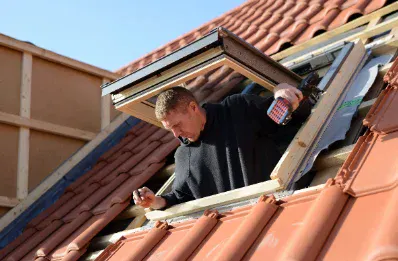 Pose de fenêtre de toit et velux par un couvreur à Pompignac
